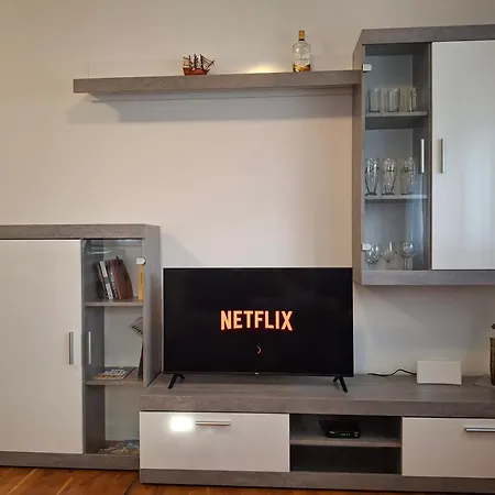 Opremljen Apartman Sa Balkonom I Netflixom