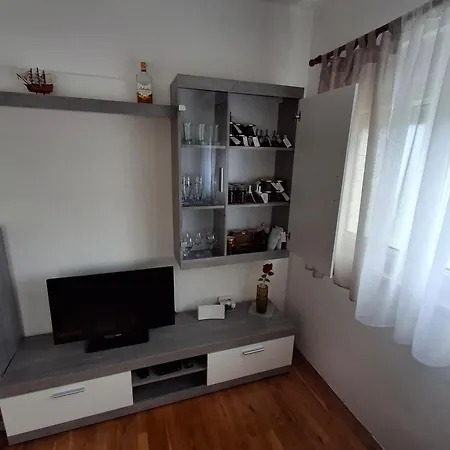 Opremljen Apartman Sa Balkonom I Netflixom